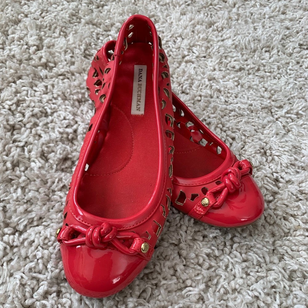 Dana Buchman red geometric flats